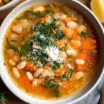 Gesunde Suppe mit weißen Bohnen