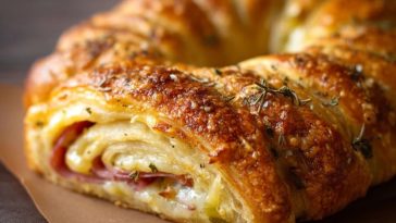 Pikanter italienischer Crescent-Ring (Hörnchenkranz)