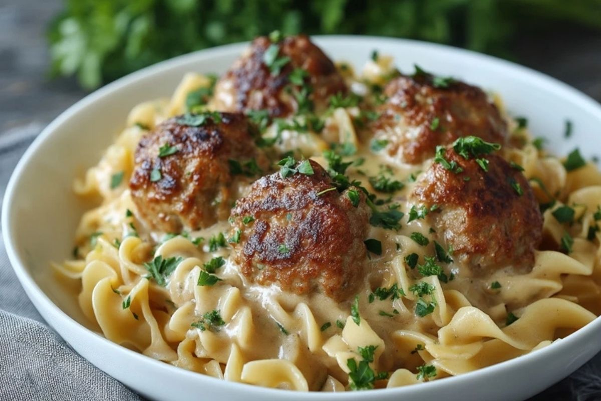 Schwedischer Hackbällchen-Nudelauflauf