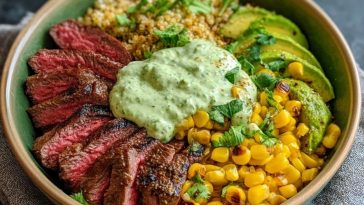 Steak-Avocado-Bowl mit geröstetem Mais und Koriander-Creme-Soße