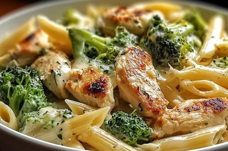 Cremige Brokkoli-Hühnchen-Penne