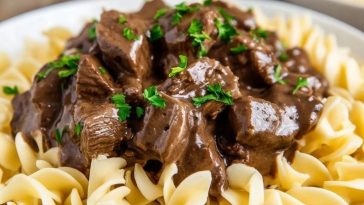 Einfache Rindersteaks mit Nudeln