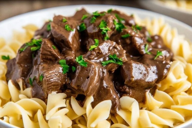 Einfache Rindersteaks mit Nudeln