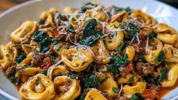 Herzhafte Knoblauchbutter-Rindfleisch- und Spinat-Tortellini