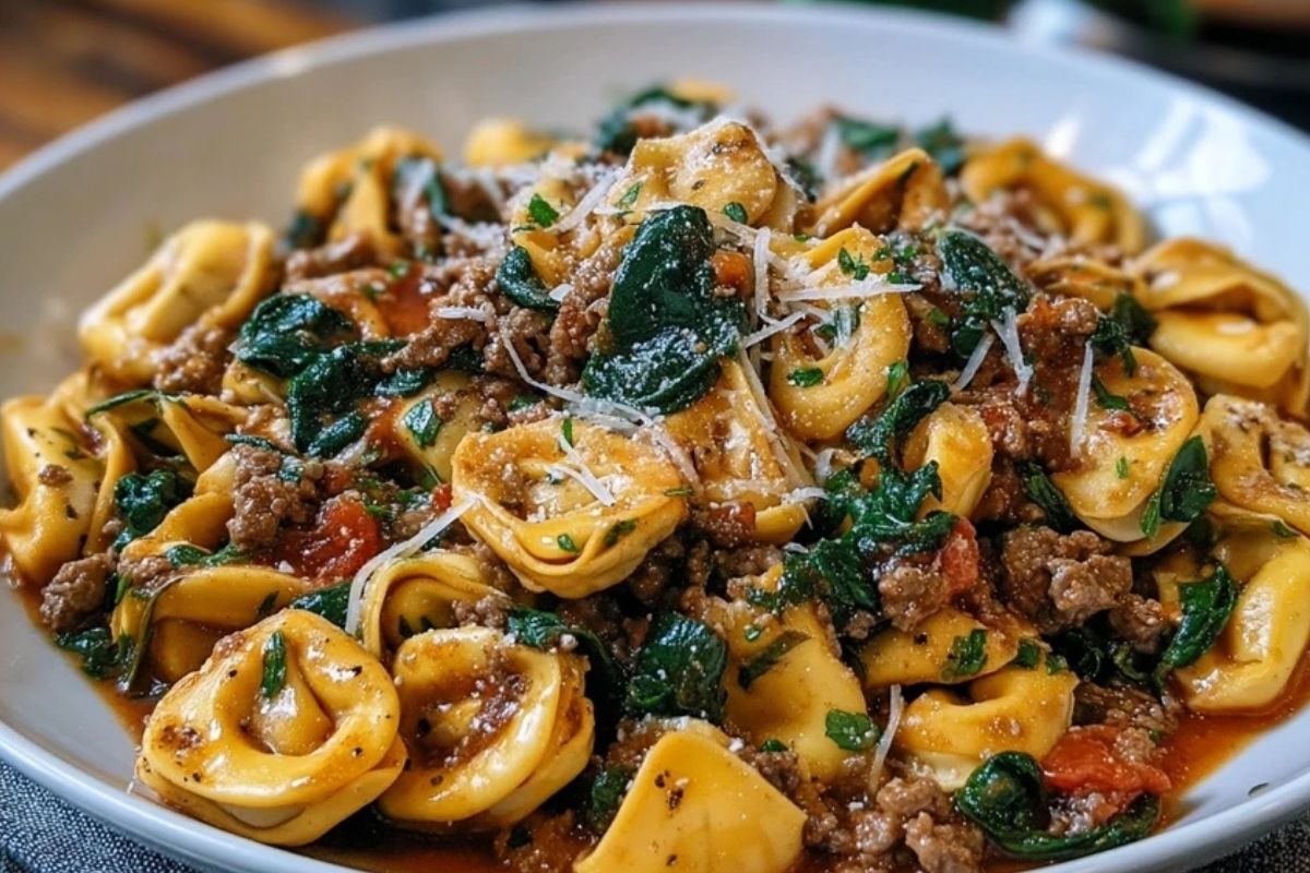 Herzhafte Knoblauchbutter-Rindfleisch- und Spinat-Tortellini