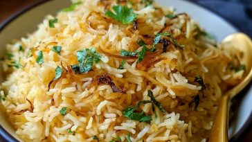 Herzhafter Goldener Zwiebelbutter Jasminreis