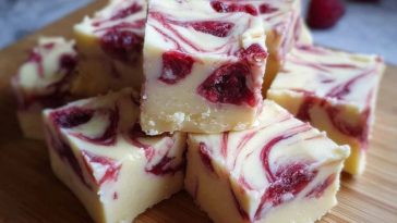 Himmlischer Weißer Schokoladen-Raspberry-Weihnachtsfudge