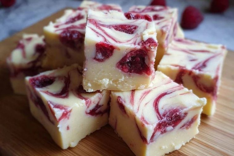 Himmlischer Weißer Schokoladen-Raspberry-Weihnachtsfudge