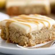 Bananenriegel mit Gesalzenem Karamellfrosting