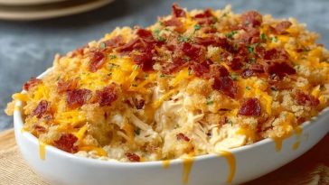 Einfache Hähnchenauflaufform mit Speck