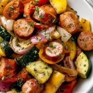 Einfache Hähnchenwürstchen mit Gemüse aus dem Ofen