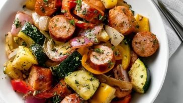 Einfache Hähnchenwürstchen mit Gemüse aus dem Ofen