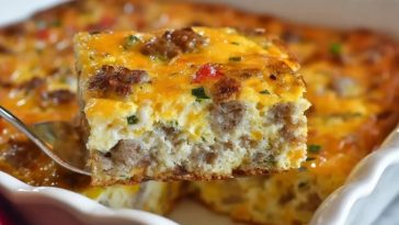 Wurst-, Ei- und Rösti-Frühstücksauflauf