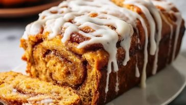 Zimtrolle Kürbisbrot mit Frischkäseglasur
